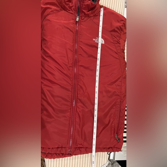 The North Face Red Padded Jacket with Gray Trim – Vintage Style – Size Medium. - Picture 16 of 17